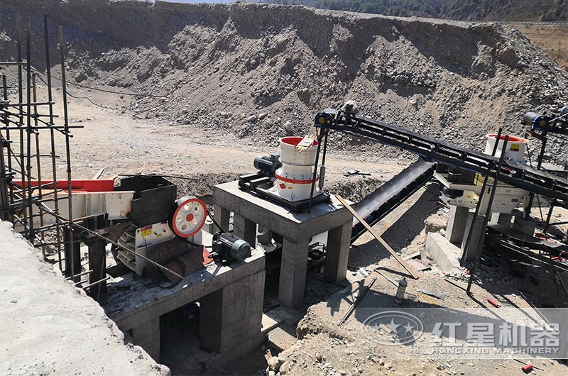 PE1215磁鐵礦鄂式破碎機(jī)現(xiàn)場 PE1215磁鐵礦鄂式破碎機(jī)現(xiàn)場