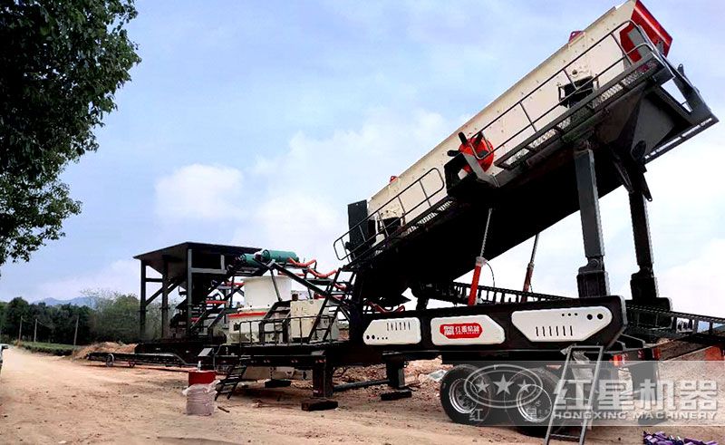 移動(dòng)石子制沙生產(chǎn)線作業(yè)現(xiàn)場(chǎng)