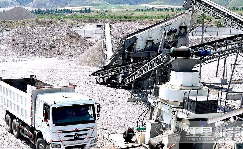 正在現場生產的HXVSI-1145制砂機