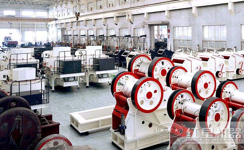 車間整齊排放的各類碎石機器