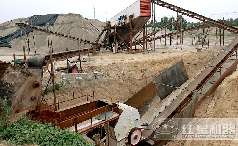 石料廠配置一臺錘式破碎機作業