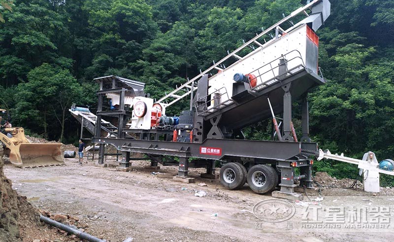 移動式時產(chǎn)200噸人工砂石設備現(xiàn)場
