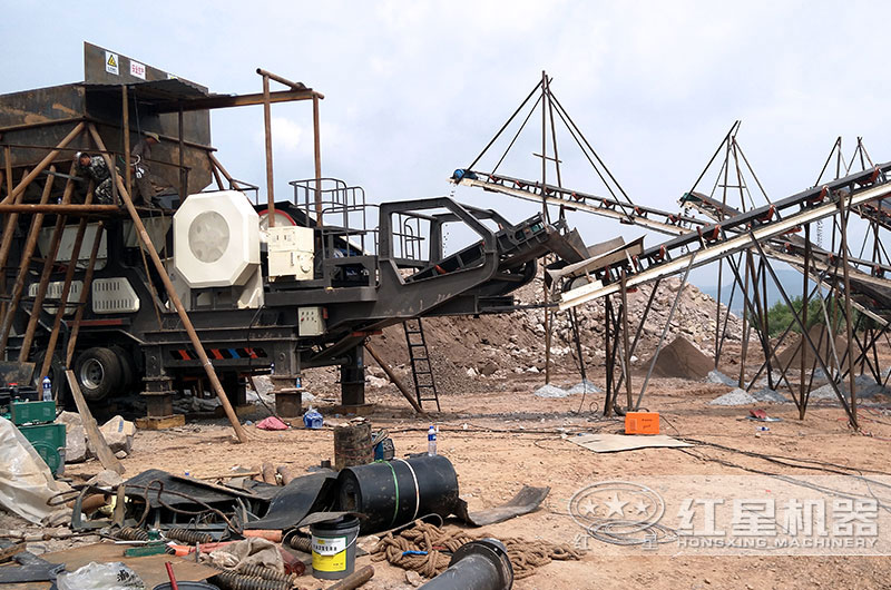 移動破碎站正在現場安裝,如上圖 移動破碎站正在現場安裝,如上圖