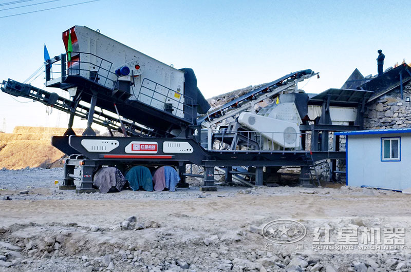 大型移動破碎機現場