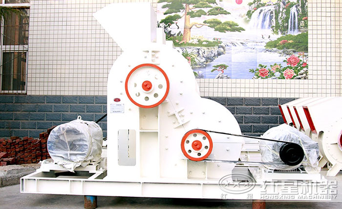 廠區擺放的雙極式破碎機