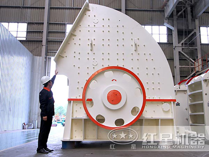 剛制作完成的重錘式破碎機