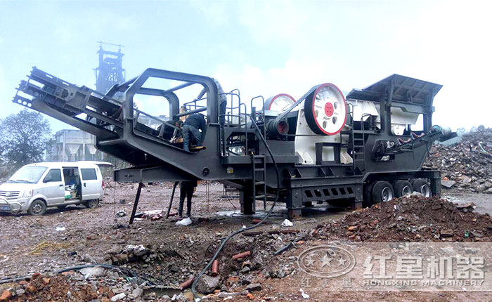 半掛式移動碎石機+顎式破碎機正在安裝中