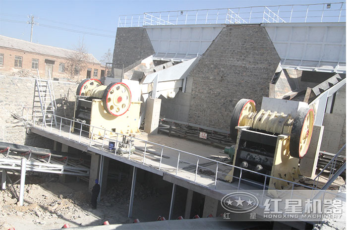 常用來粗破的顎式破碎機現場 常用來粗破的顎式破碎機現場