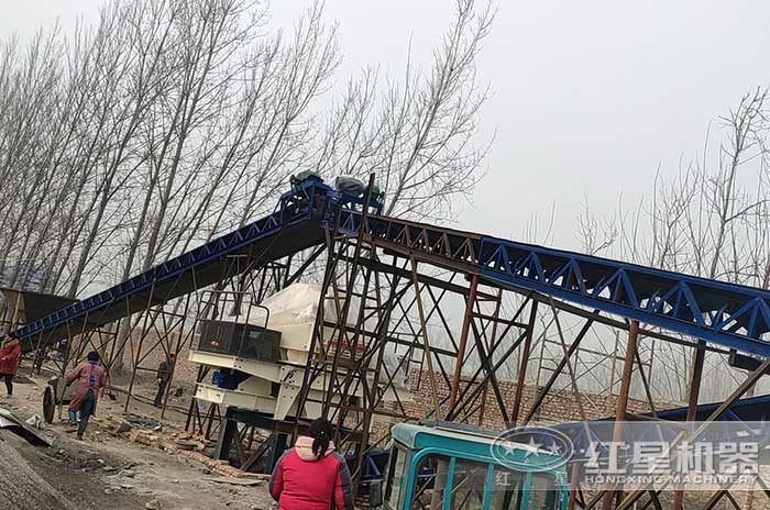 制砂機正在安裝中 制砂機正在安裝中