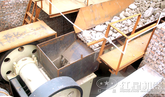 150x750顎式破碎機(jī)進(jìn)料口