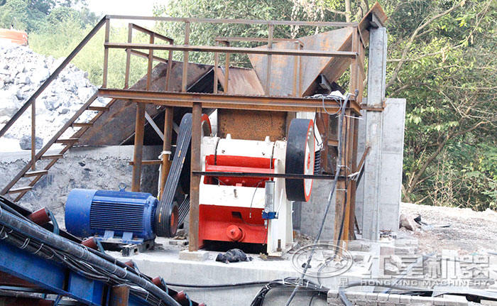 紅星機(jī)器150x750顎式破碎機(jī)安裝現(xiàn)場