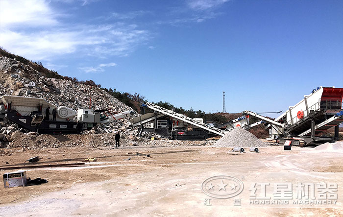 多臺移動破碎機組合生產現場