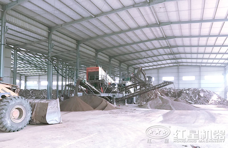 移動制砂機生產瓜米石制沙現場