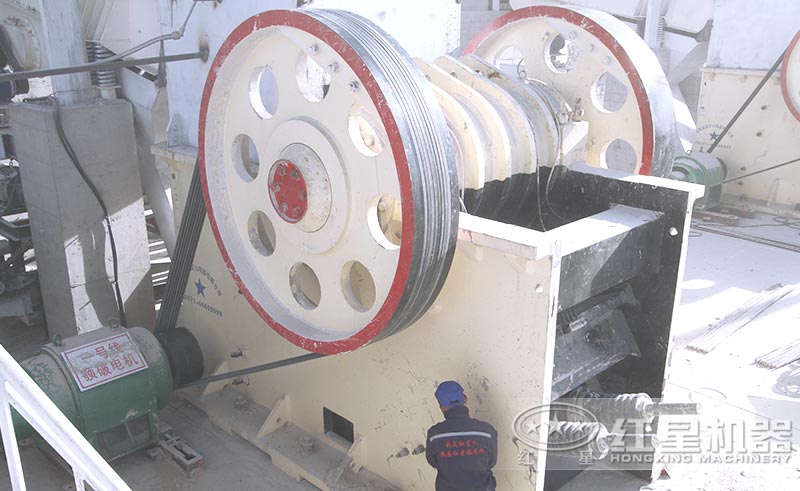 顎式大型石子粉碎機安裝現(xiàn)場