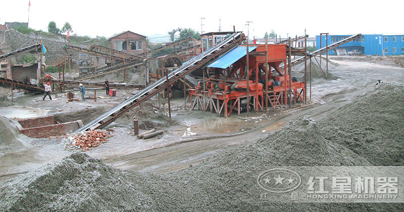 對(duì)輥破碎機(jī)生產(chǎn)建筑沙現(xiàn)場(chǎng)