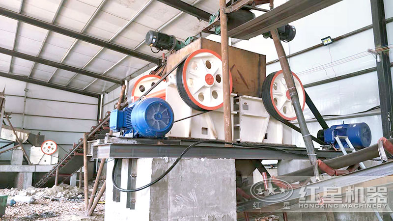 小型顎式粉碎機(jī)客戶現(xiàn)場一 小型顎式粉碎機(jī)客戶現(xiàn)場一