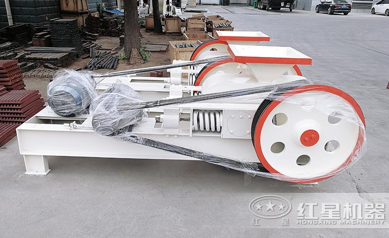 對(duì)輥式破碎機(jī)設(shè)備較簡(jiǎn)單 對(duì)輥式破碎機(jī)設(shè)備較簡(jiǎn)單
