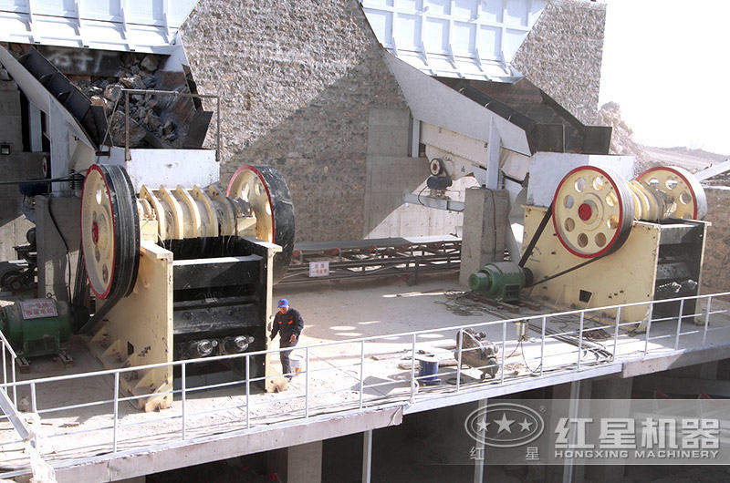 顎式破碎機(jī)工作現(xiàn)場