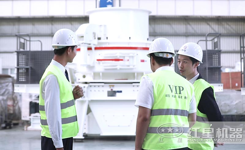 客戶來廠考察制砂機(jī),工程師跟蹤講解 客戶來廠考察制砂機(jī),工程師跟蹤講解