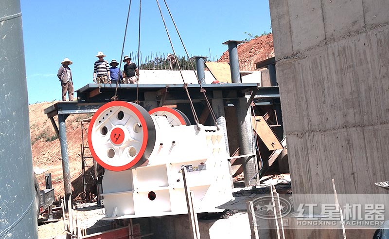顎式破石機(jī)現(xiàn)場安裝中 顎式破石機(jī)現(xiàn)場安裝中