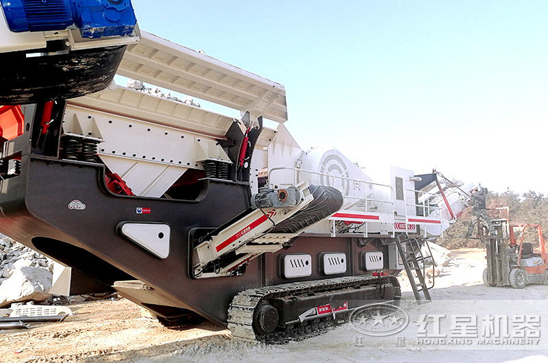 小型履帶式移動顎式破碎站現場