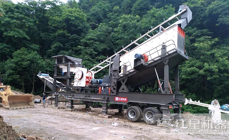 移動(dòng)碎石機(jī)現(xiàn)場(chǎng) 移動(dòng)碎石機(jī)現(xiàn)場(chǎng)