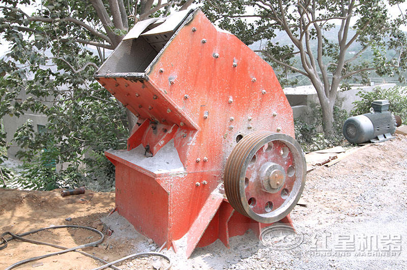 小型錘式破碎機(jī)生產(chǎn)現(xiàn)場(chǎng) 小型錘式破碎機(jī)生產(chǎn)現(xiàn)場(chǎng)