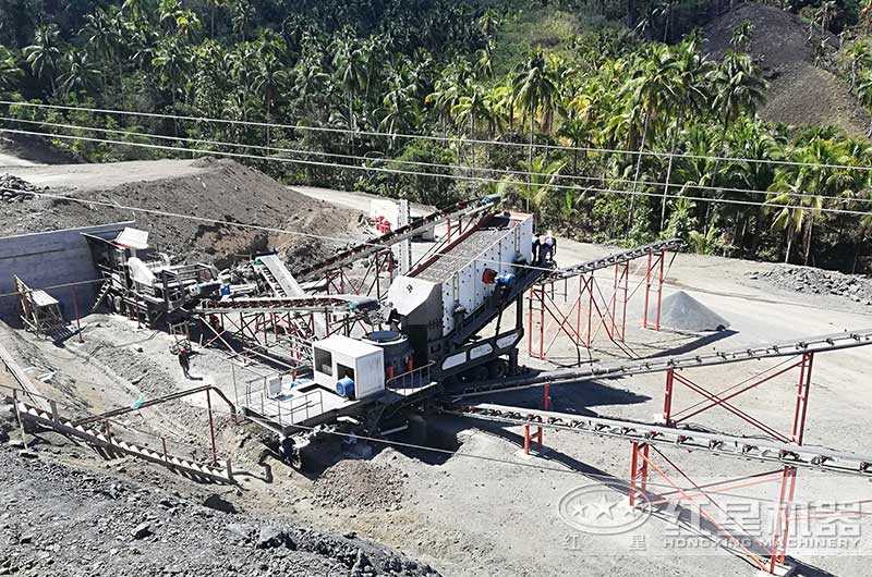 移動磕石機現場作業中 移動磕石機現場作業中