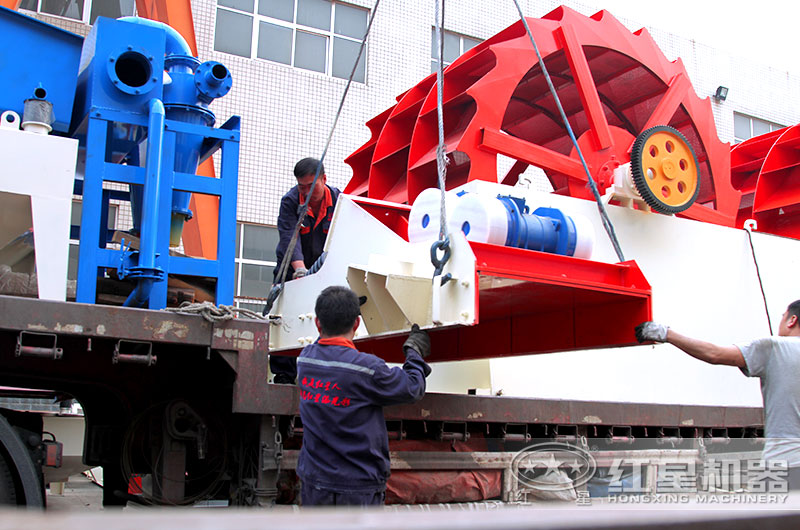 紅星師傅正在為客戶(hù)的洗砂設(shè)備裝車(chē)準(zhǔn)備發(fā)貨 紅星師傅正在為客戶(hù)的洗砂設(shè)備裝車(chē)準(zhǔn)備發(fā)貨