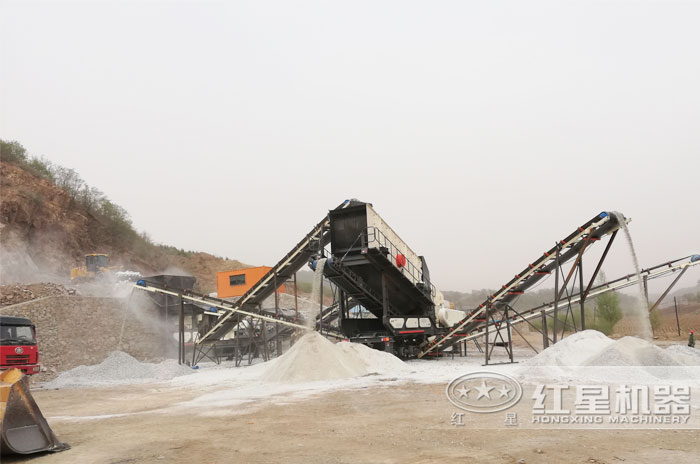 振動篩在移動式破碎機(jī)上作業(yè)