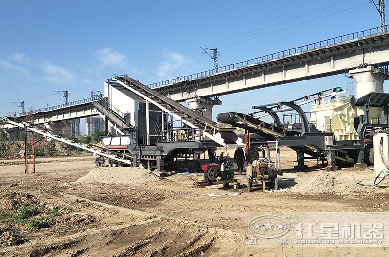 廢舊鐵路混凝土軌枕破碎現(xiàn)場 廢舊鐵路混凝土軌枕破碎現(xiàn)場