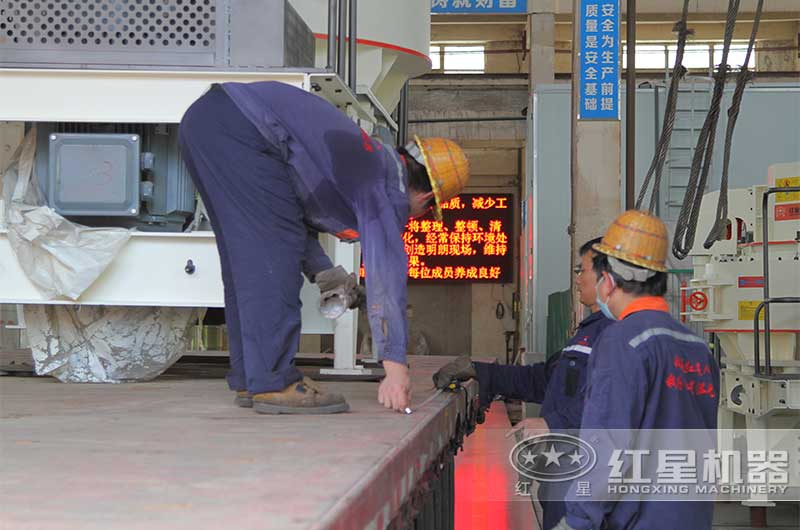 紅星工作人員裝車前測量距離 紅星工作人員裝車前測量距離