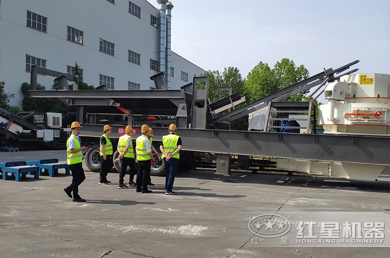 客戶考察車載移動(dòng)式制砂機(jī)