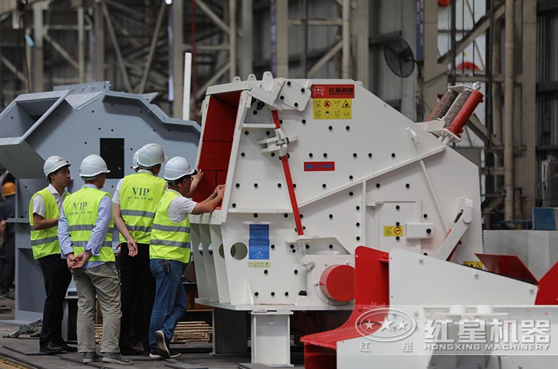 客戶到廠選購反擊式破碎機