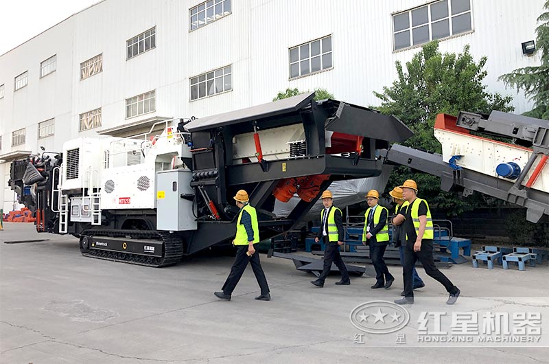 客戶來(lái)廠考察帶發(fā)電機(jī)移動(dòng)式碎石機(jī)設(shè)備 客戶來(lái)廠考察帶發(fā)電機(jī)移動(dòng)式碎石機(jī)設(shè)備