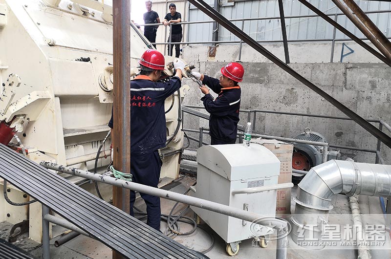 紅星機(jī)器人員上門為客戶調(diào)試生產(chǎn)線設(shè)備 紅星機(jī)器人員上門為客戶調(diào)試生產(chǎn)線設(shè)備