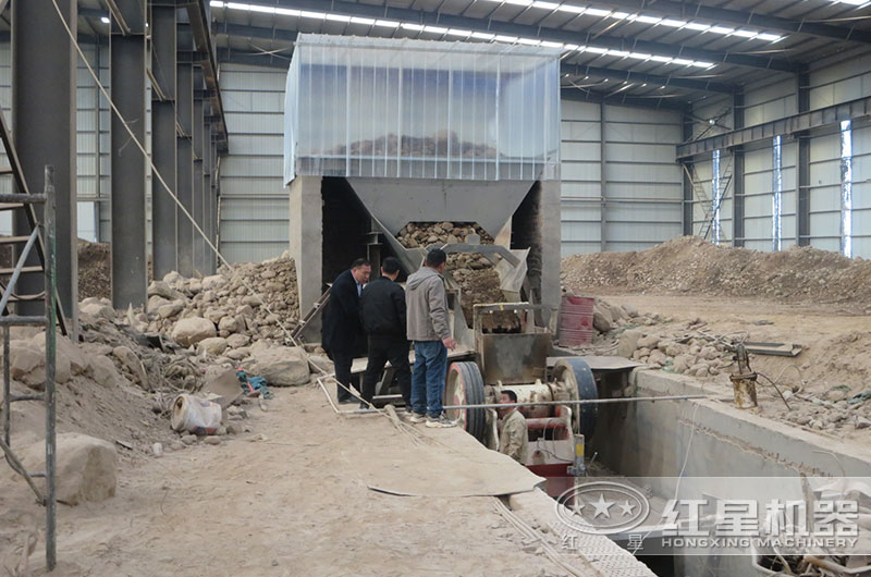 河南焦作一碎石場鄂破機作業現場