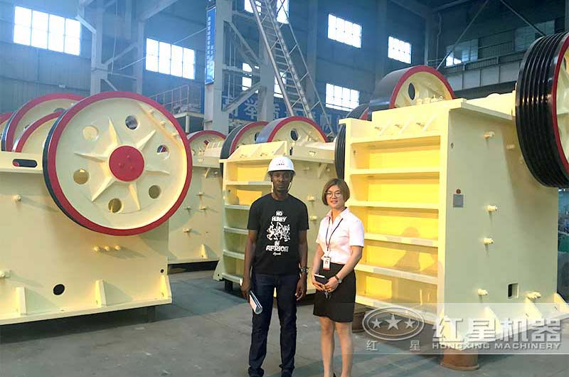 時產(chǎn)300多噸的大型顎式破碎機 時產(chǎn)300多噸的大型顎式破碎機