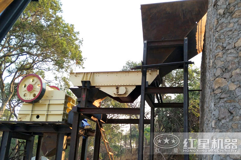 顎式粉碎機(jī)作業(yè)現(xiàn)場