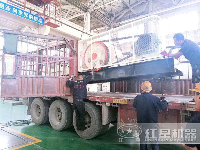 對輥式粉碎機裝車發貨