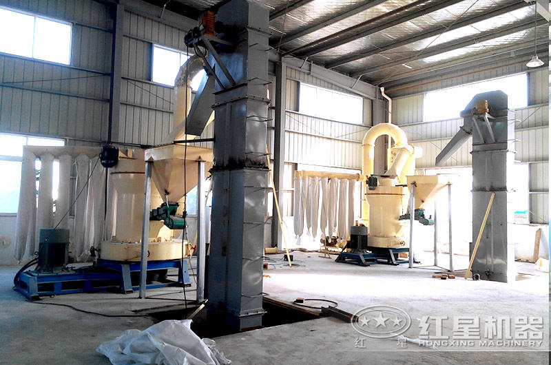 雙臺(tái)雷蒙磨粉機(jī)工作現(xiàn)場(chǎng)