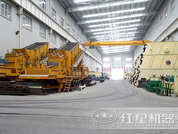 鵝卵石車載破碎機生產(chǎn)車間