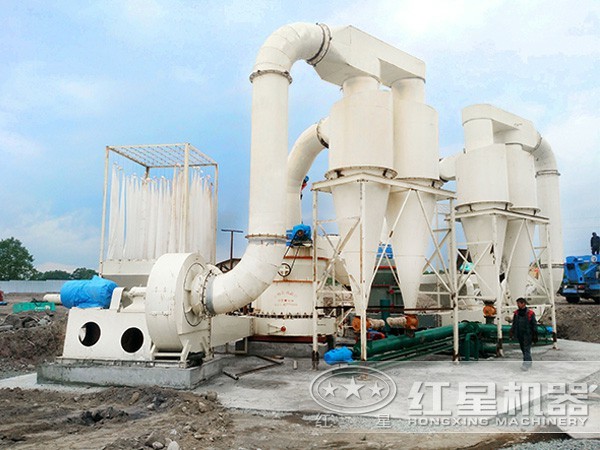 800目石灰石超細磨粉機現(xiàn)場作業(yè)圖