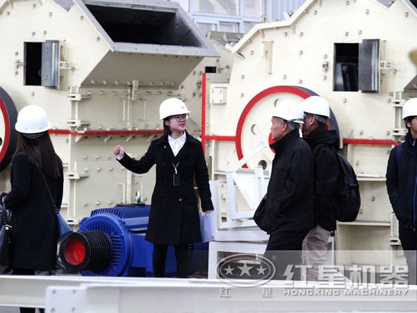 客戶參觀細碎機車間