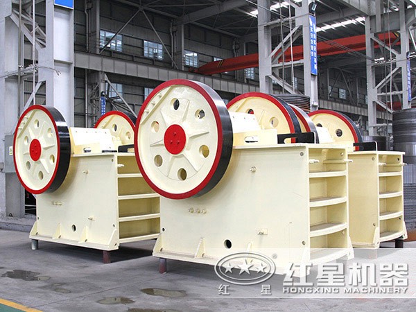 排列整齊的PE顎式破碎機