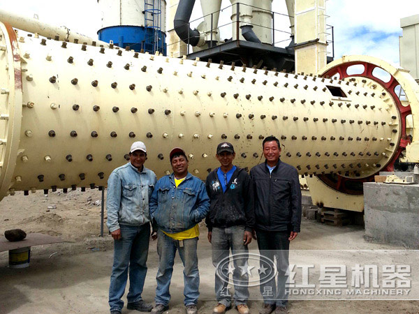 石灰石球磨機(jī)工作現(xiàn)場(chǎng)--客戶合影 石灰石球磨機(jī)工作現(xiàn)場(chǎng)--客戶合影