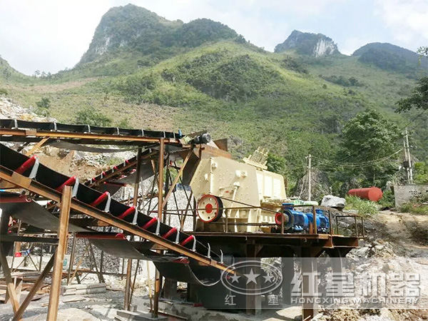 PF反擊式砸石機_打石機現場作業