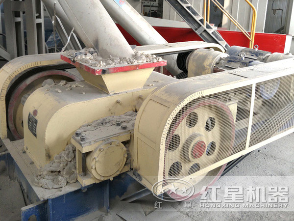 對輥式破碎機現(xiàn)場圖片