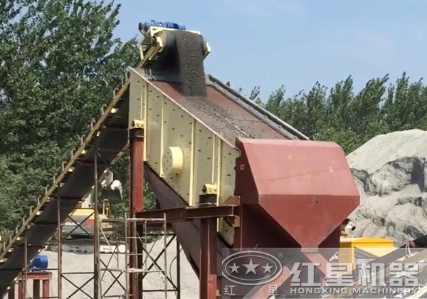 振動(dòng)篩石篩砂機(jī)工作現(xiàn)場(chǎng)