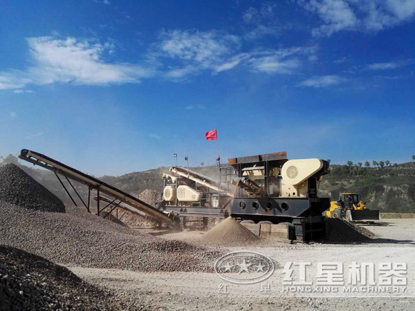 石頭打成粉移動(dòng)破碎機(jī)現(xiàn)場圖 石頭打成粉移動(dòng)破碎機(jī)現(xiàn)場圖